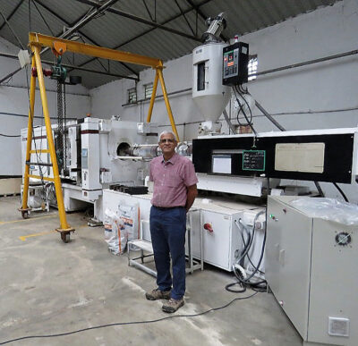 Plastics injection-moulding machine for cell and battery container manufacture