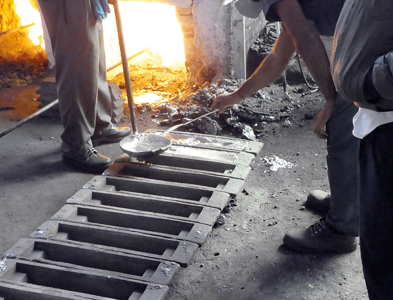 pouring lead