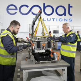 2 men recycling a battery