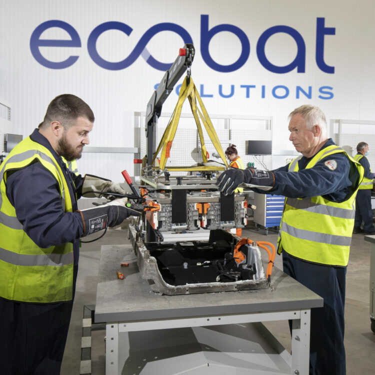 2 men recycling a battery