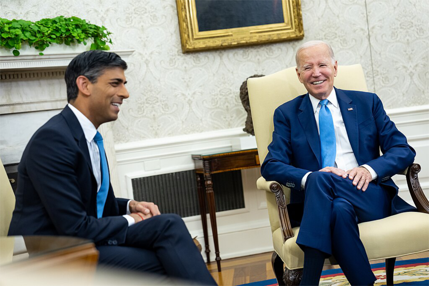 biden and sunak sitting and laughing