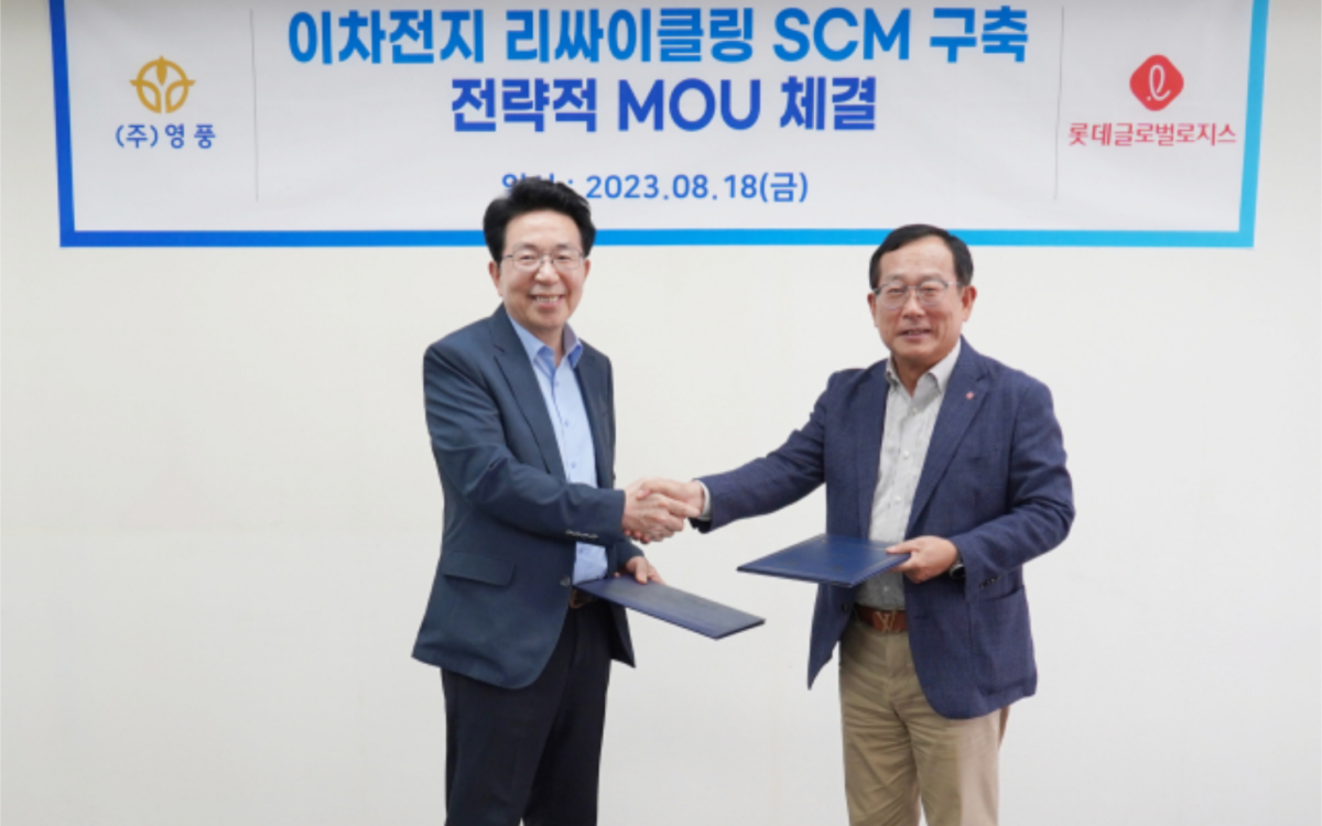 2 men shaking hands and exchanging documents