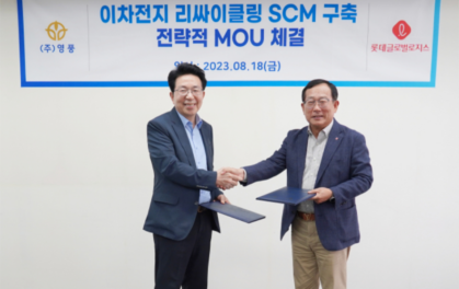2 men shaking hands and exchanging documents