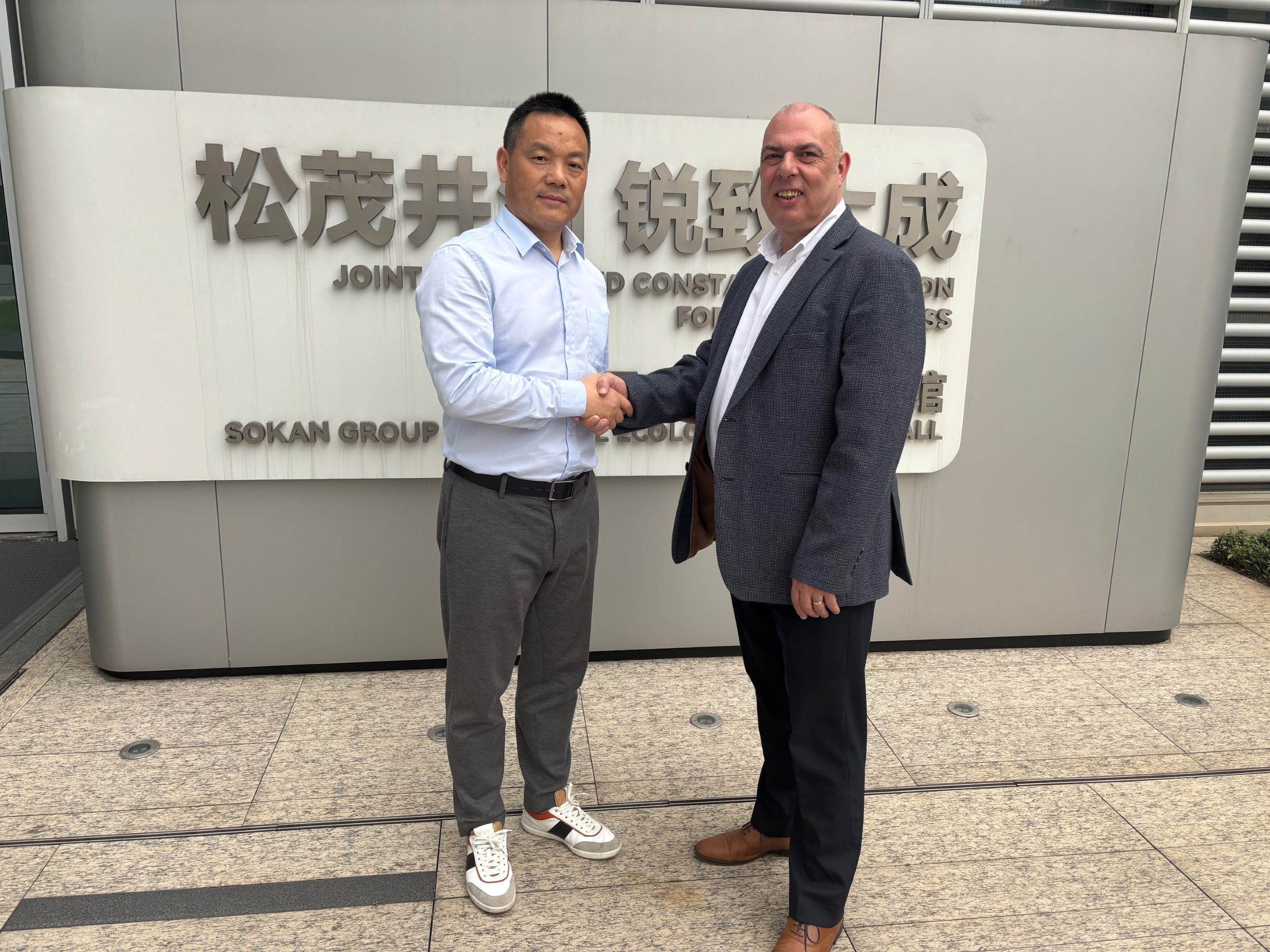 Caption: Brian Ling, Chairman and CEO of Sokan New Materials Group (left) with Chris Ellis, Group Sales & Marketing Director at Xaar (right)